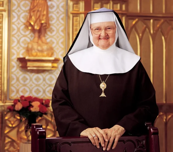 Feeling Discouraged? Try Mother Angelica’s Prayer for Strength Through Heavy Burdens