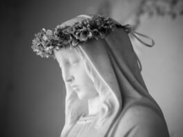 9 Inspiring prayer corners on Pinterest dedicated to Mary