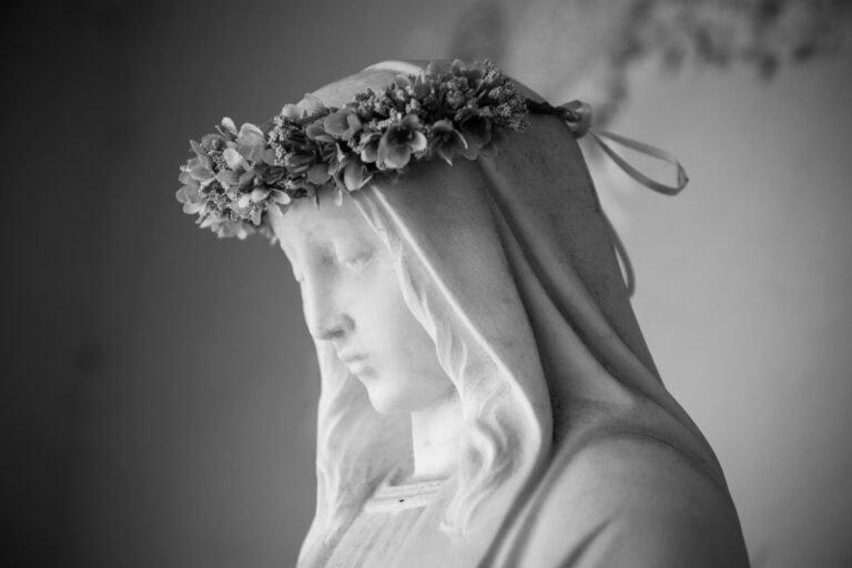 9 Inspiring prayer corners on Pinterest dedicated to Mary