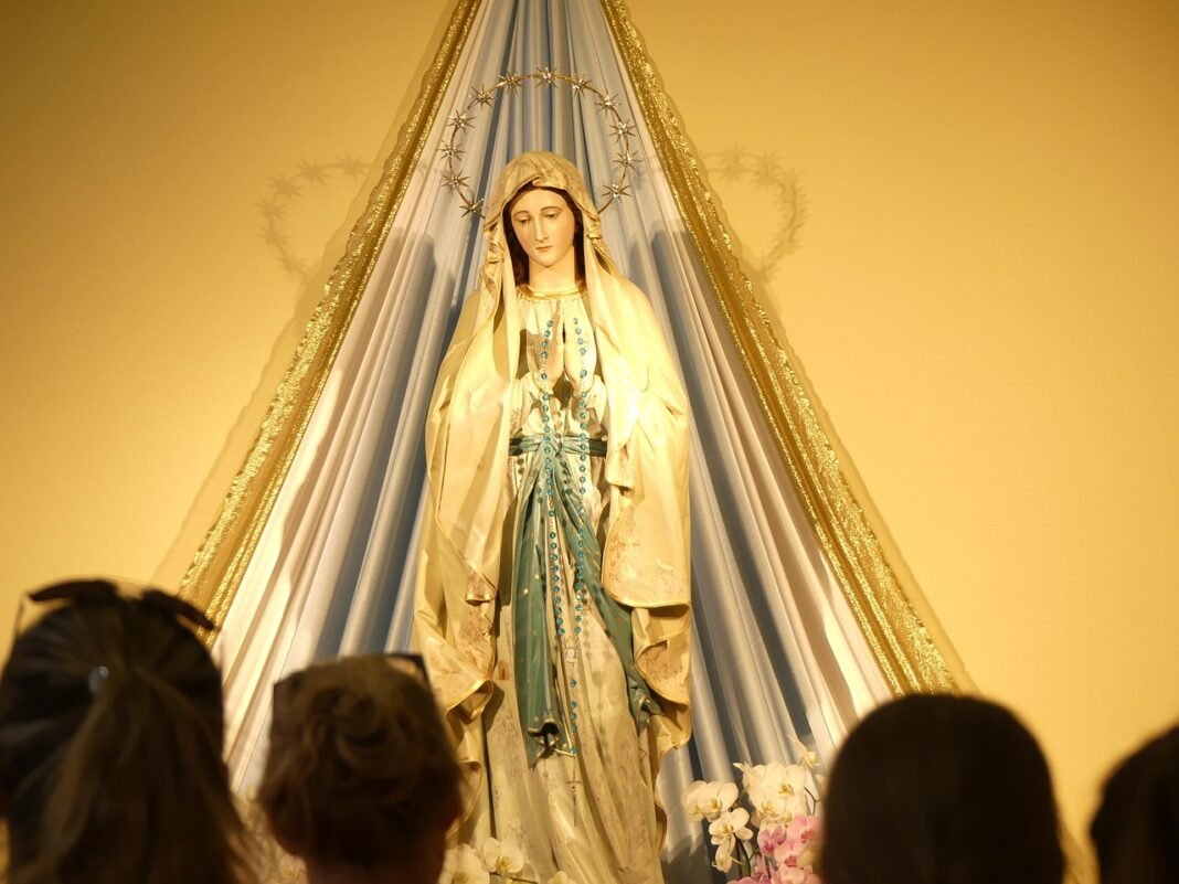 Express your admiration for Our Lady with this prayer