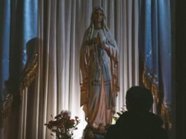 Place yourself under Mary’s protection with this prayer