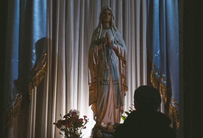 Place yourself under Mary’s protection with this prayer