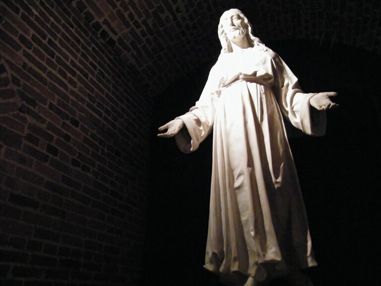 How to adore God in the silence of your home