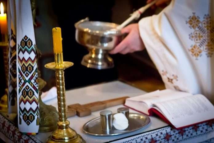 4 Ways to Use Holy Water