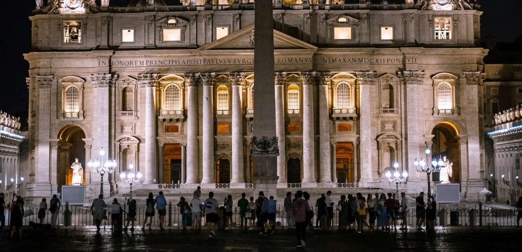 simone-mascellari-uZ8h93H_YPg-unsplash Is it okay for a priest to lock latecomers out of the Church during mass?