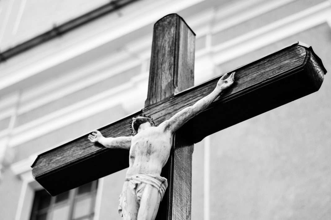 Say this powerful prayer in front of a crucifix