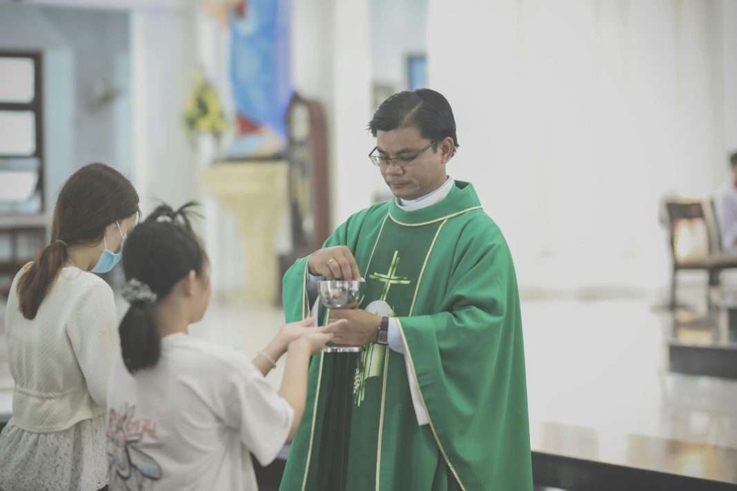 Can’t receive the Eucharist? Here’s how to make a spiritual communion