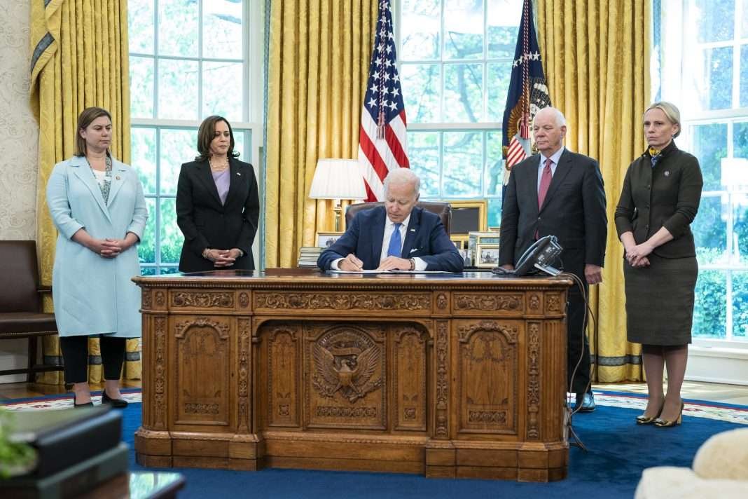 Biden signs executive order protecting abortion access
