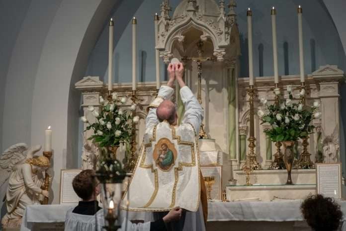 Is it right to kiss the Eucharist?