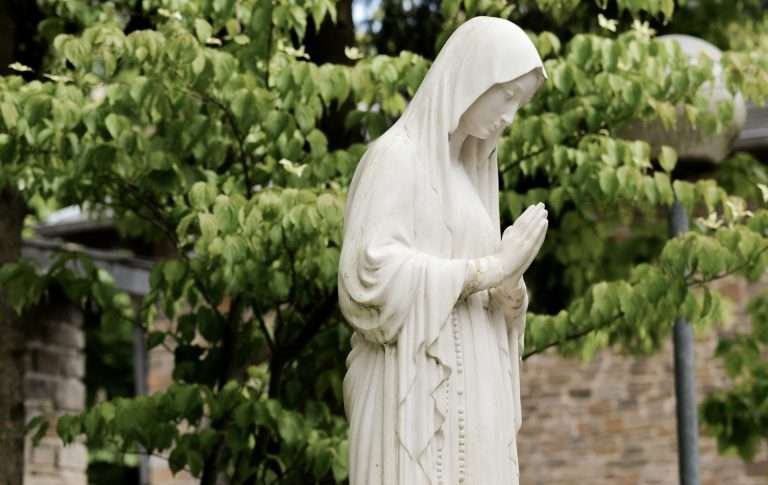Vandal destroys a statue of the Virgin Mary in Colombia